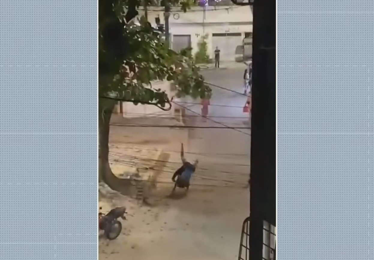 Mulher fica desacordada após ser jogada no chão pelo cunhado no meio da rua; VÍDEO