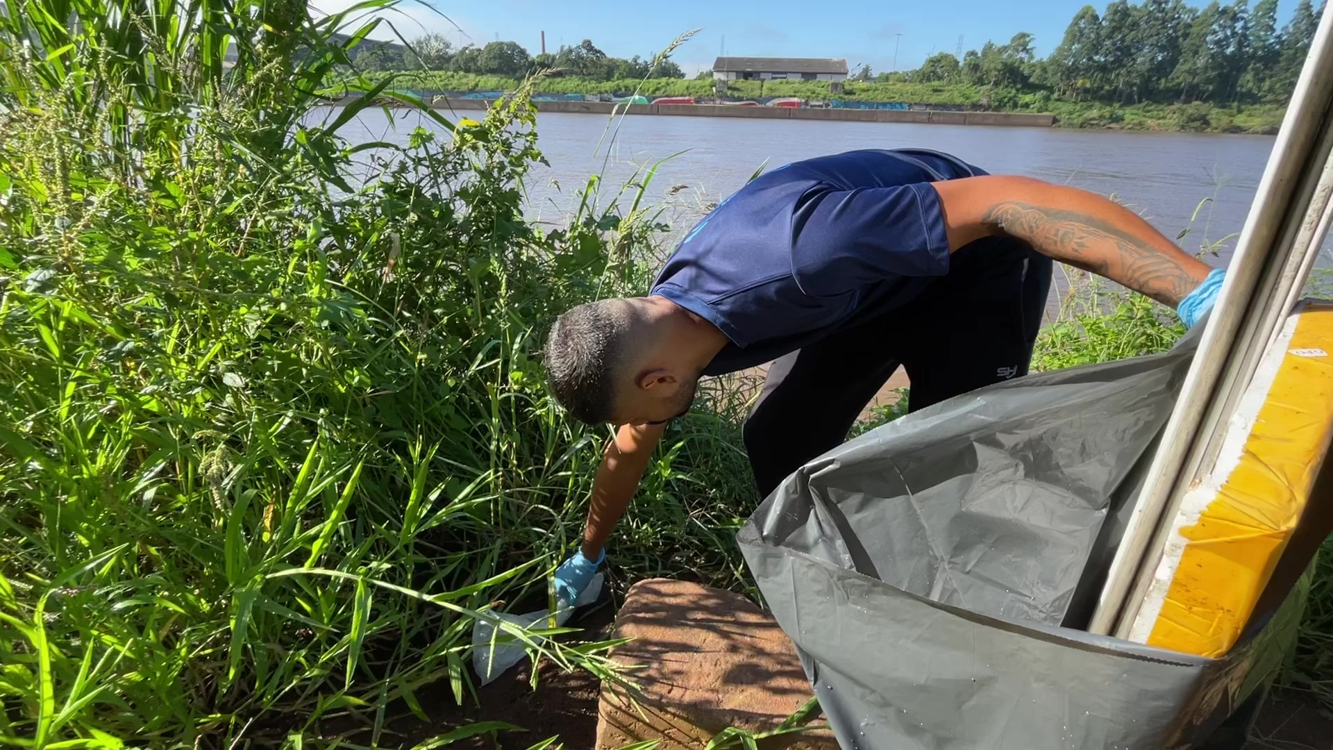 Voluntários retiram mais de 4 toneladas de lixo das margens do Rio Taquari em mutirão no RS
