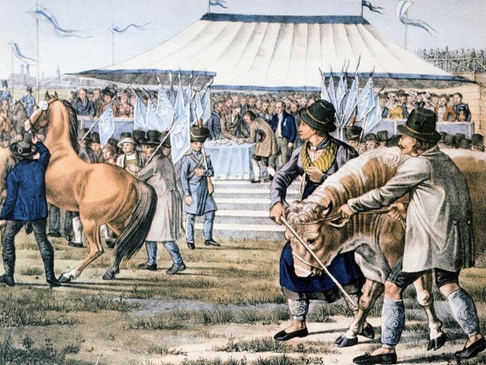 Apresentação de cavalos e gado na primeira edição da Oktoberfest, uma celebração muito diferente da atual. — Foto: Getty Images via BBC