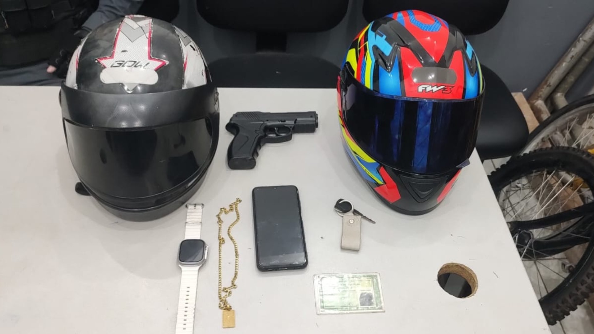 Dupla é presa com simulacro de arma após fugir de abordagem policial em São Luís