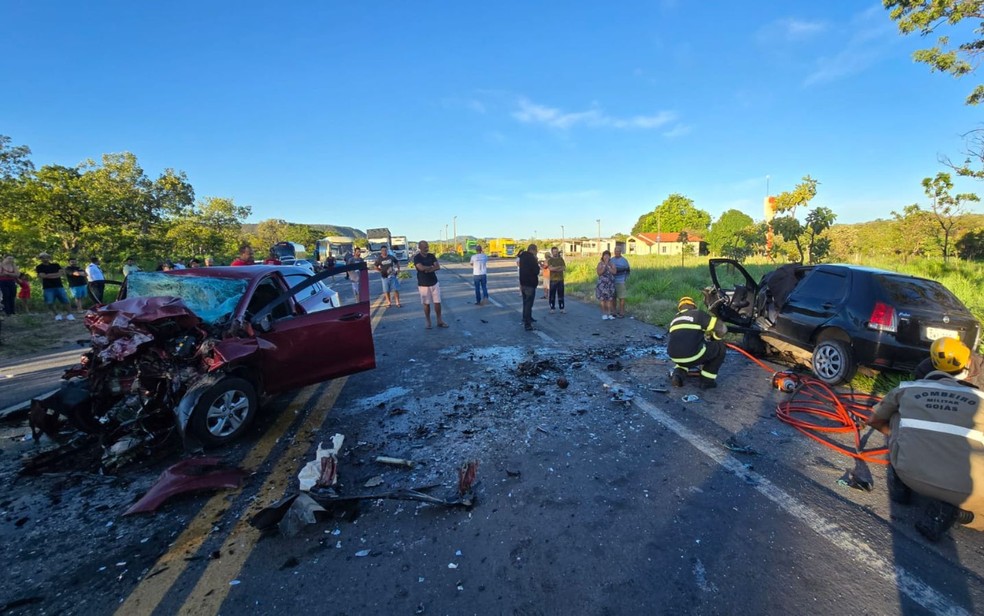 O motorista do Palio, de 26 anos, e a passageira do Ônix, de 12, morreram no local, segundo o Corpo de Bombeiros — Foto: Divulgação/ Corpo de Bombeiros de Posse
