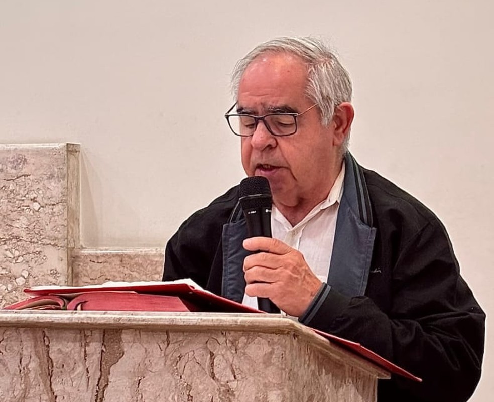 José Simões atualmente. Ele é religioso e faz leituras na missa. — Foto: PASCOM Paróquia Imaculada Conceição de Jacareí