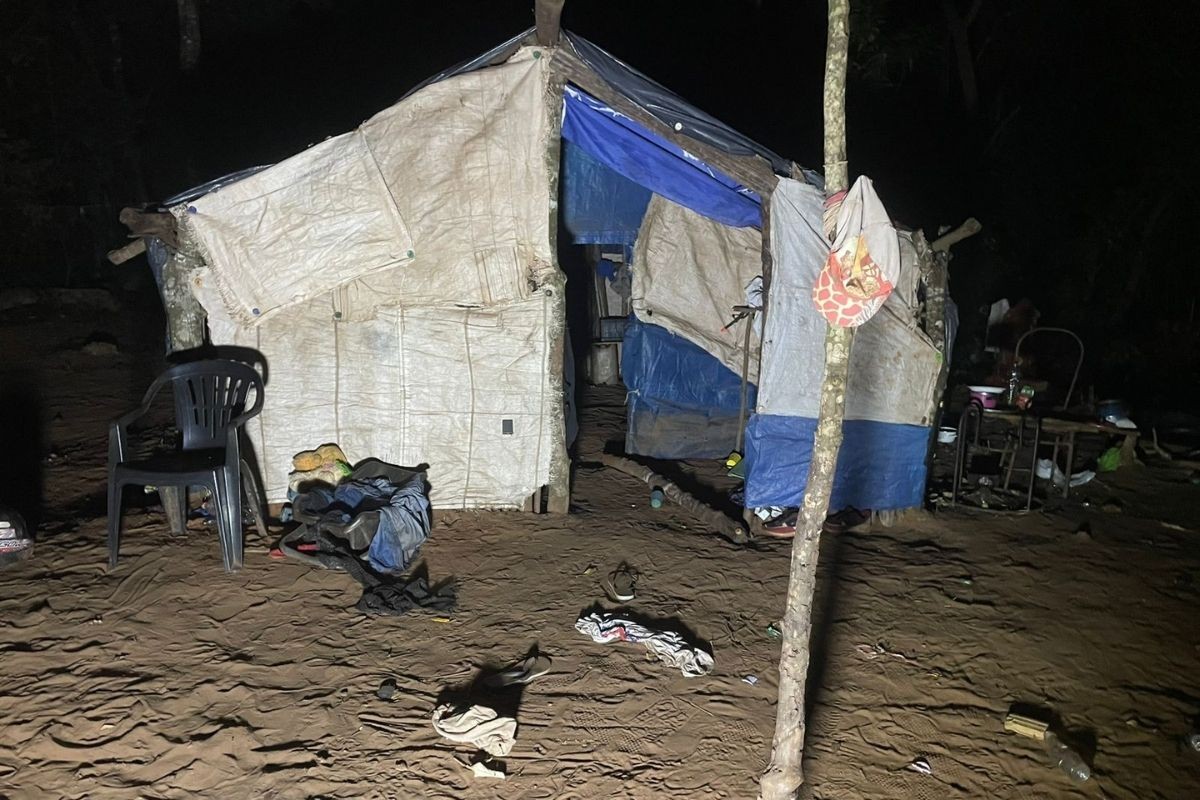 Bebê de 5 meses é morto a golpes de foice e mãe fica ferida após suspeito invadir casa por vingança