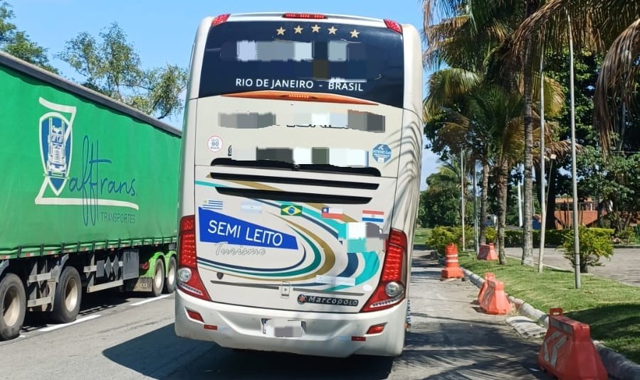 PRF flagra ônibus de viagem com defeito na Via Dutra, em Barra Mansa