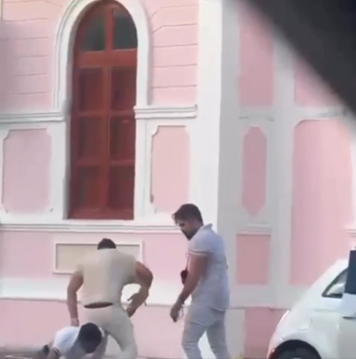 VÍDEO flagra dupla espancando homem com socos e pontapés após show em Jaraguá