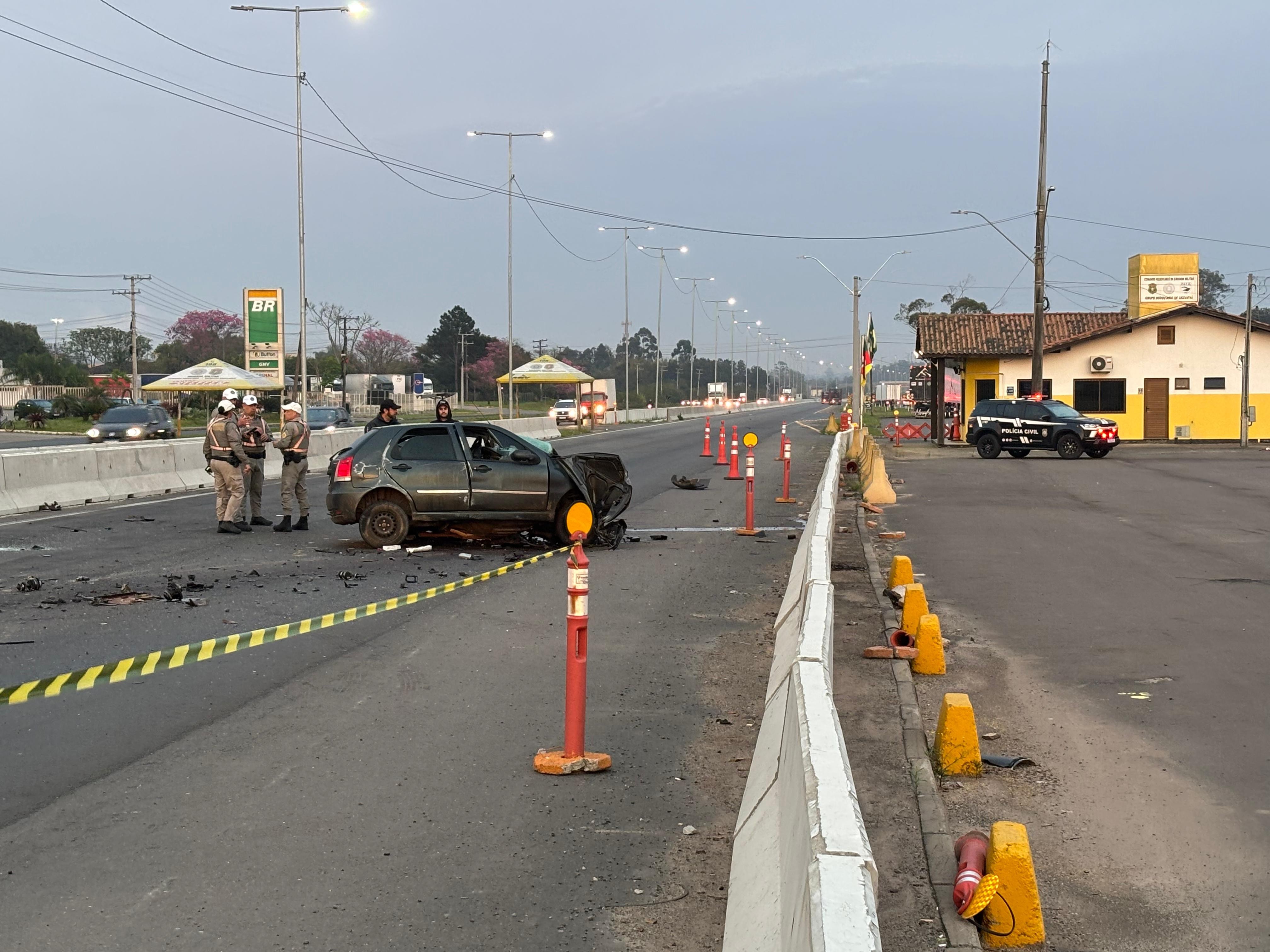Duas pessoas morrem após carro bater contra guard rail e pegar fogo na ERS-118, em Gravataí