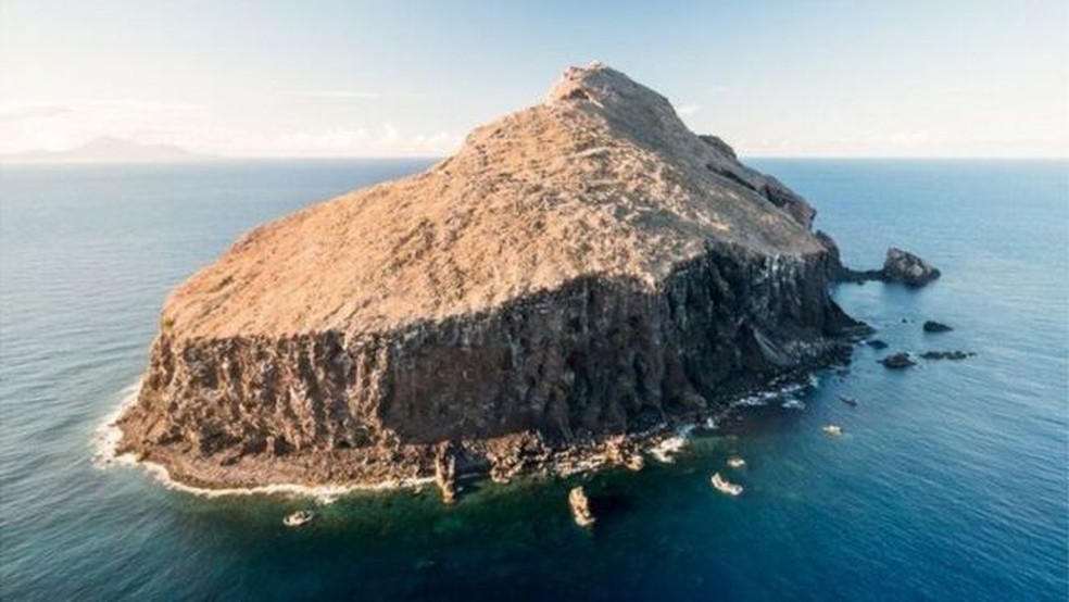 Antes de sua recuperação, locais chamavam a ilha Redonda de "rocha", e é fácil entender o motivo — Foto: BBC