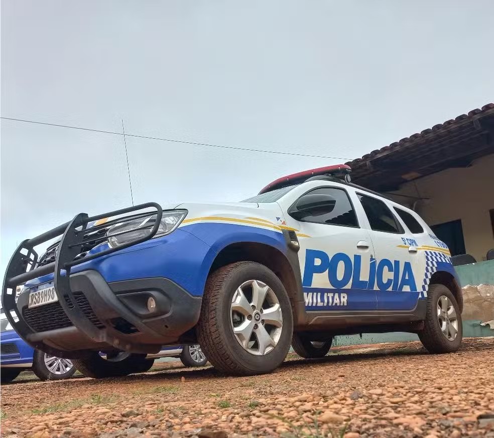 Imagens de câmera ajudam a identificar suspeitos de furtar objetos de dentro de carro