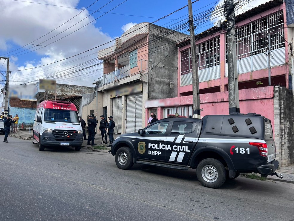 Homem mata tr&ecirc;s familiares na Zona Norte de Aracaju. &mdash; Foto: Leonardo Barreto/ TV Sergipe
