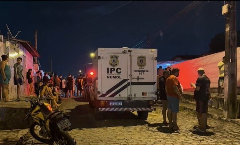 Homem é morto a tiros e outro fica ferido enquanto conversavam na calçada em João Pessoa 