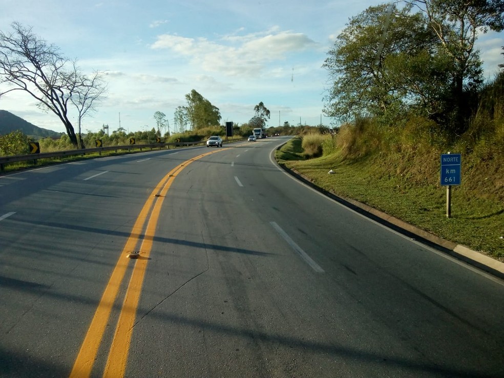 Revitalização da pintura de sinalização em Carandaí — Foto: Via 040/Divulgação