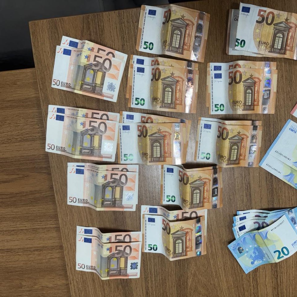 Com a suspeita foram apreendidos quase 3,5 quilos de cocaína e 1.350 euros em espécie. — Foto: Ascom/PF
