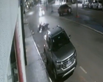 Motociclista fica em estado grave após perder controle da direção e bater em carro estacionado em MT; vídeo