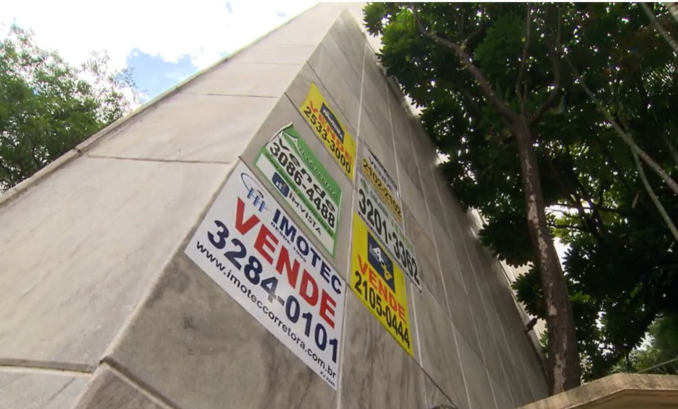 Placas de compra e venda de imóveis na cidade de São Paulo. — Foto: Reprodução/TV Globo