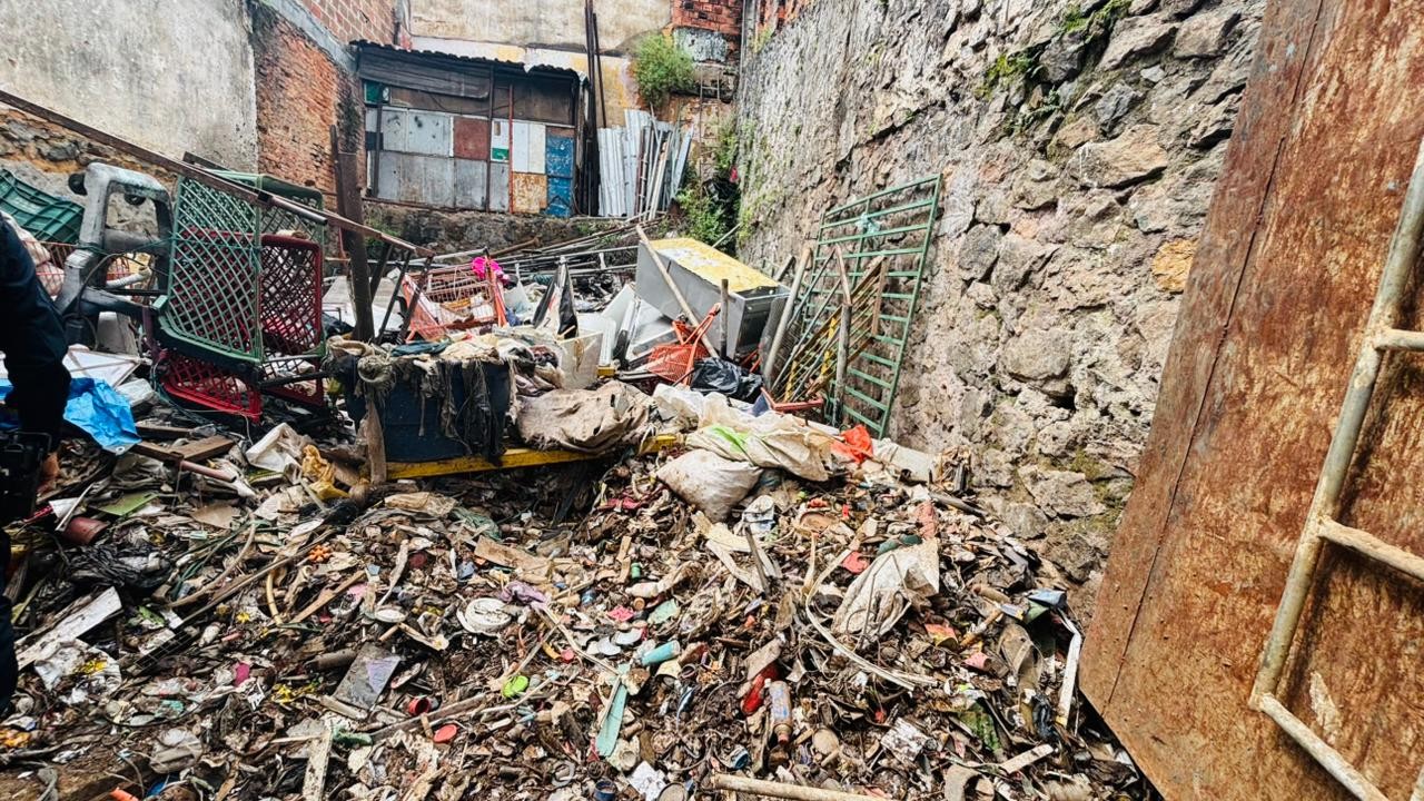 Operação contra comércio ilícito de ferro-velho apreende arma e interdita estabelecimento em Salvador