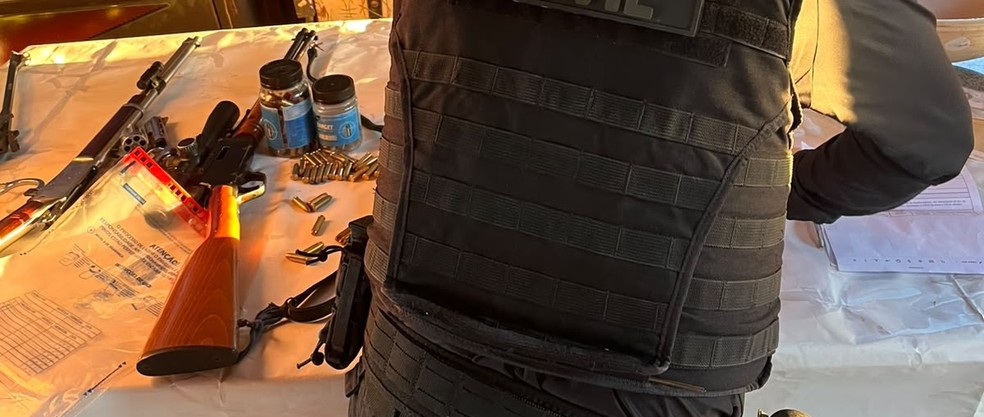 Armas e munições foram apreendidas durante a operação, que também resultou na prisão de dois suspeitos em flagrante. — Foto: PJC