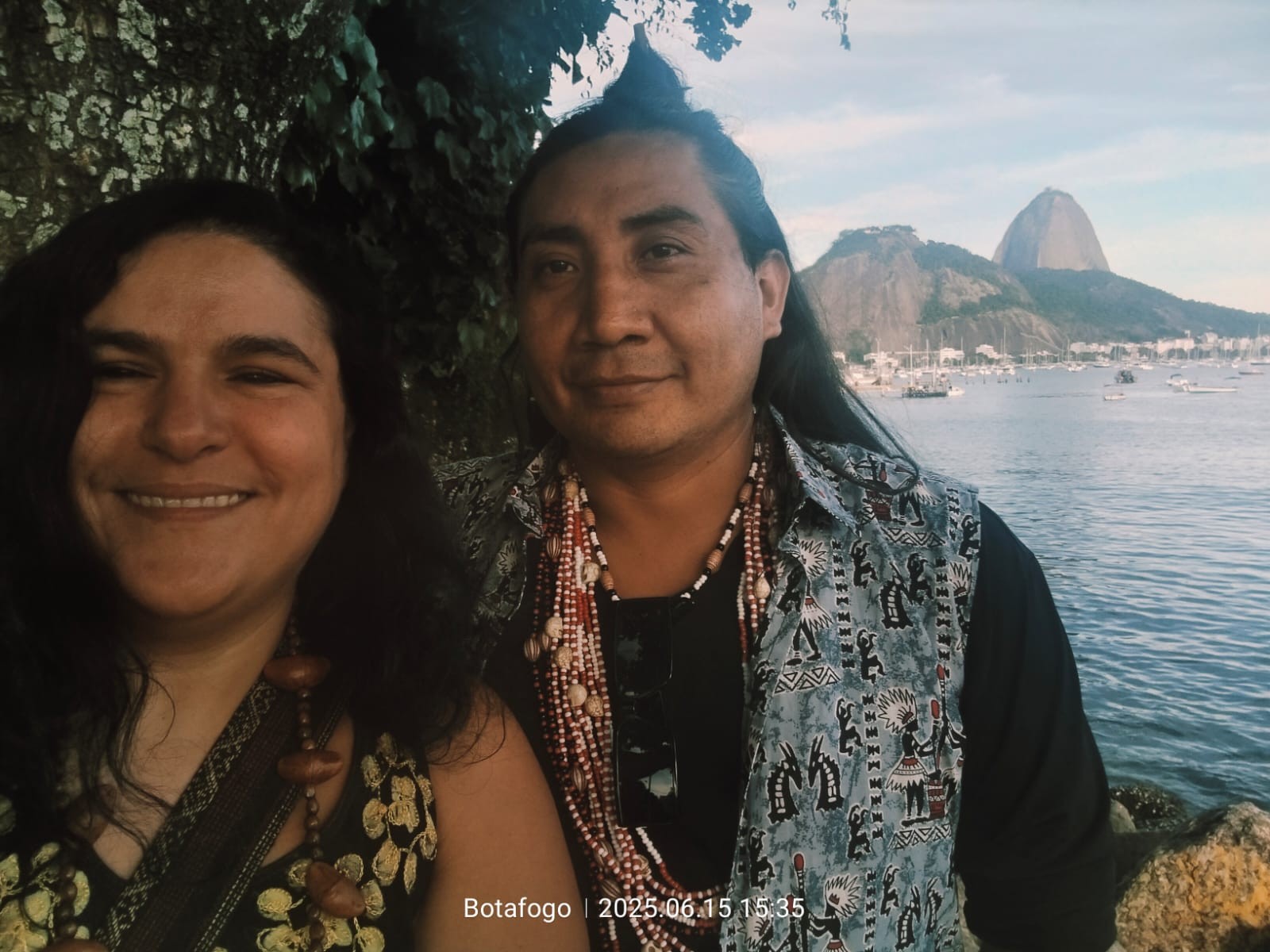 Artista indígena do Pará faz denúncia de racismo em restaurante no Rio
