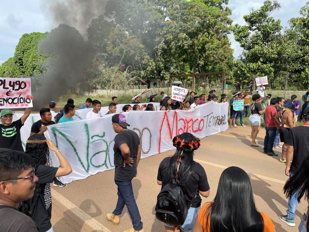 Indígenas protestam contra o Marco Temporal em protesto na BR-364 em Rondônia — Foto: Marison Dourado/Arquivo pessoal