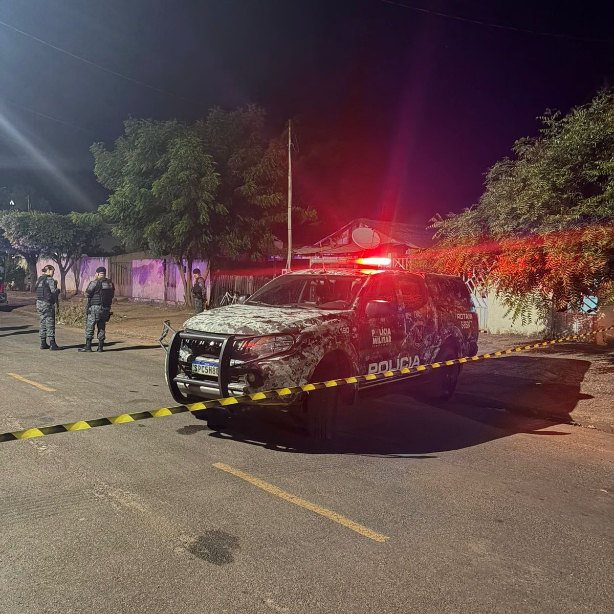 Jovem morre após apontar arma para policiais durante abordagem em casa de MT