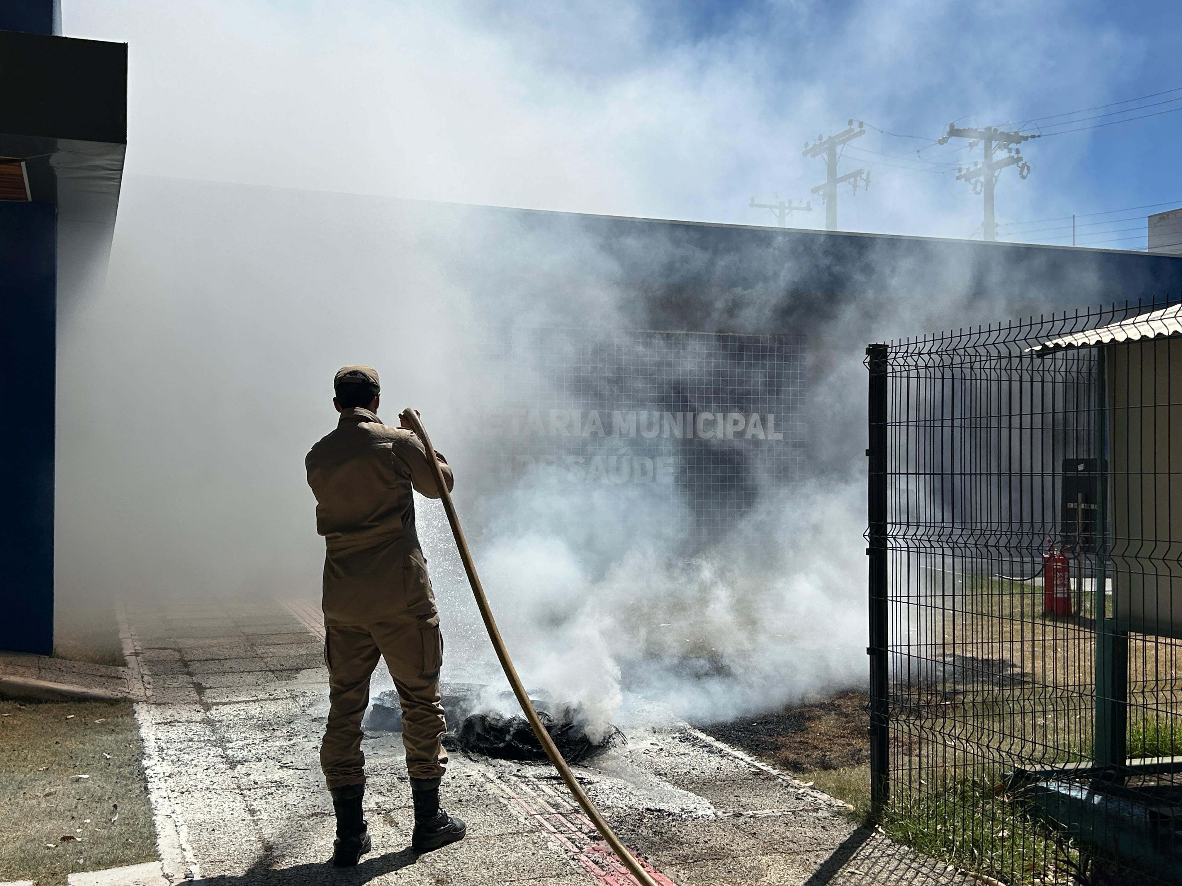 Homem é preso após queimar pneus em protesto contra demora na transferência da esposa para hospital em MT; vídeo