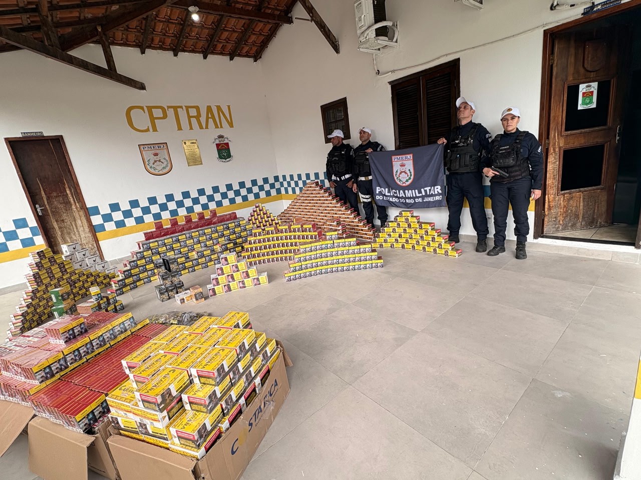 Motorista é preso com mais de 20 mil charutos sem nota fiscal em Piraí