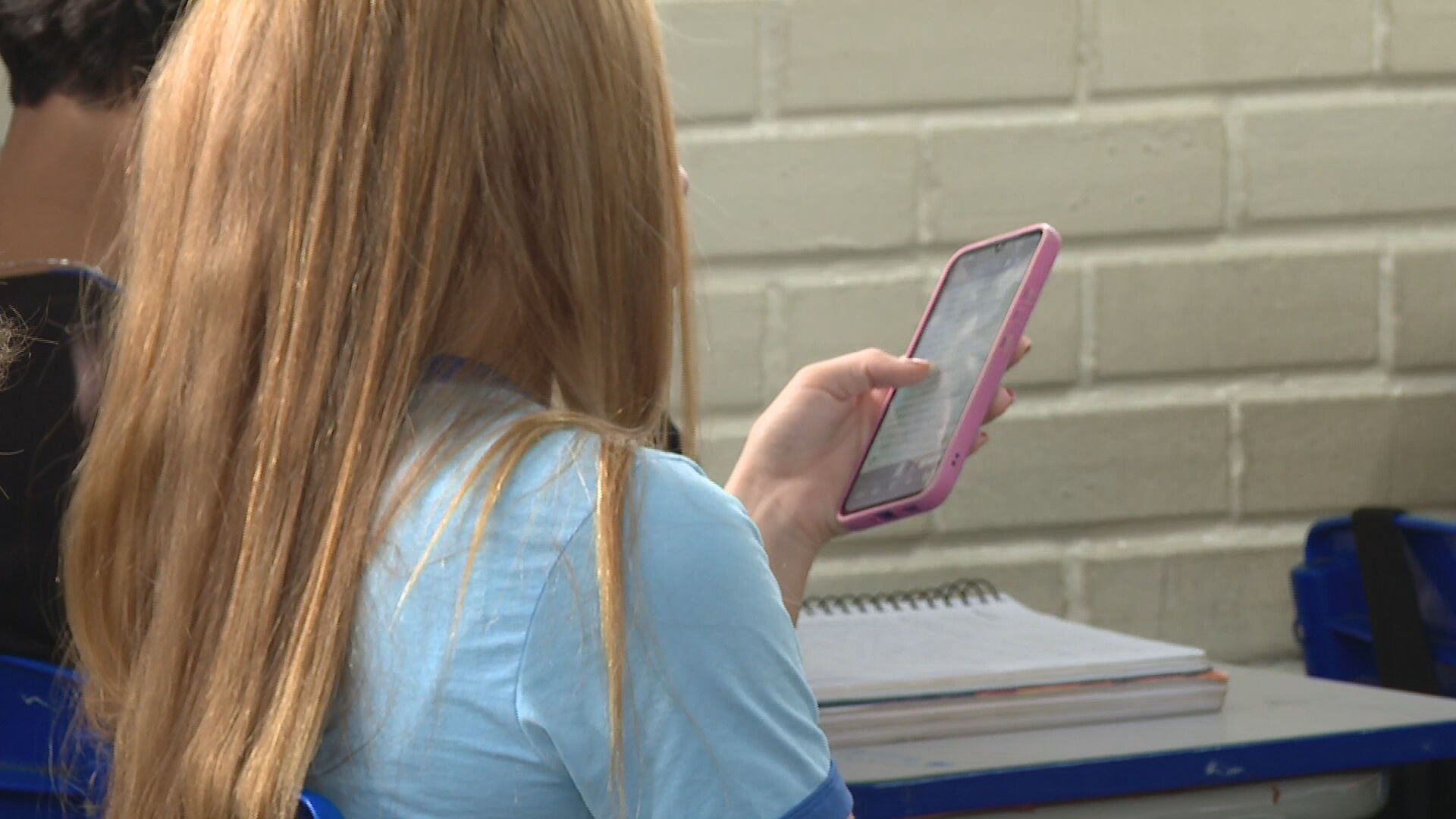 Escolas do DF limitam uso de celular em sala de aula; projeto de lei prevê proibição em todo ambiente escolar