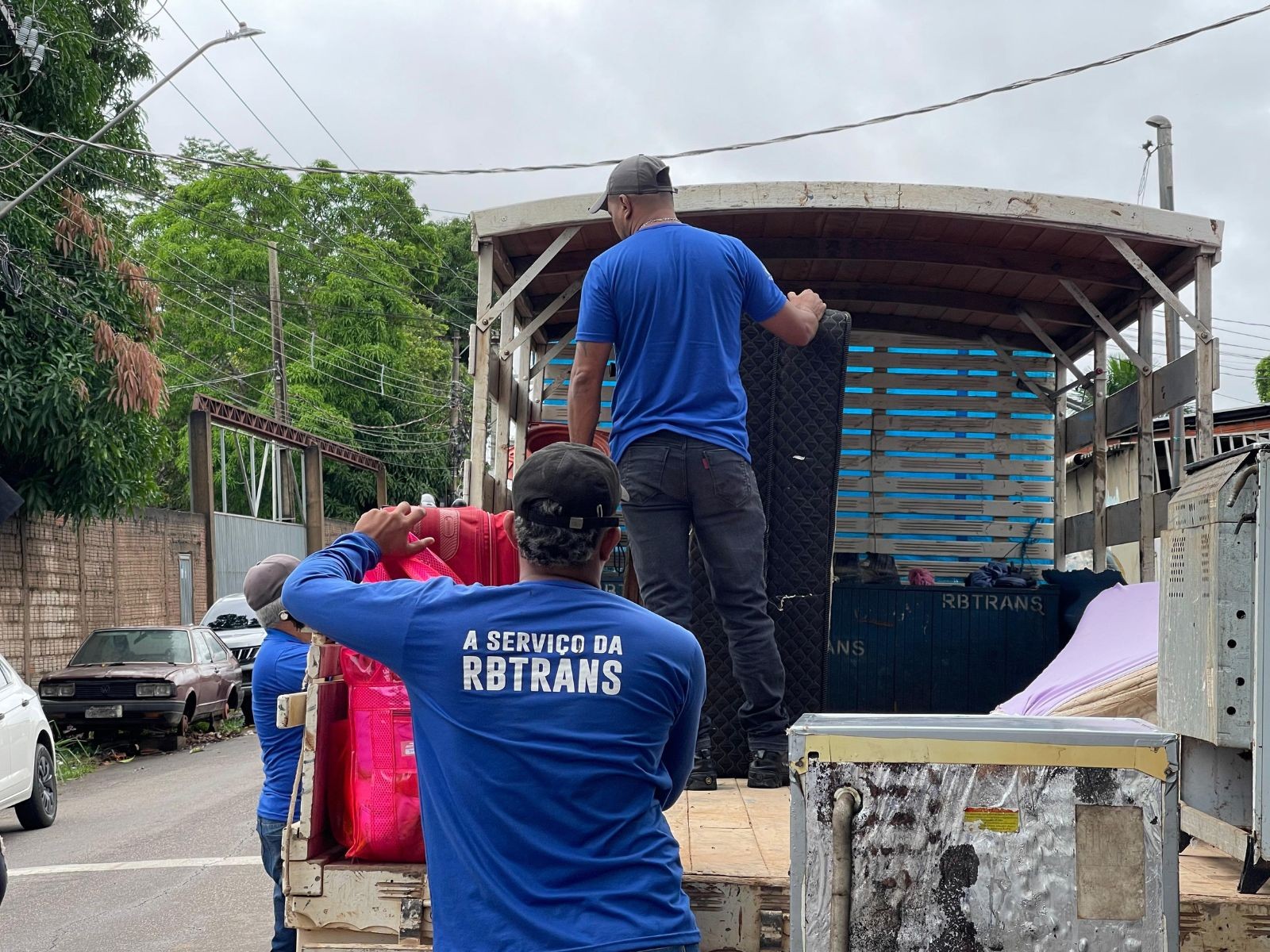 Mesmo com chuva de 74 mm e subida do Rio Acre, famílias começam a voltar para casa após cheia em Rio Branco