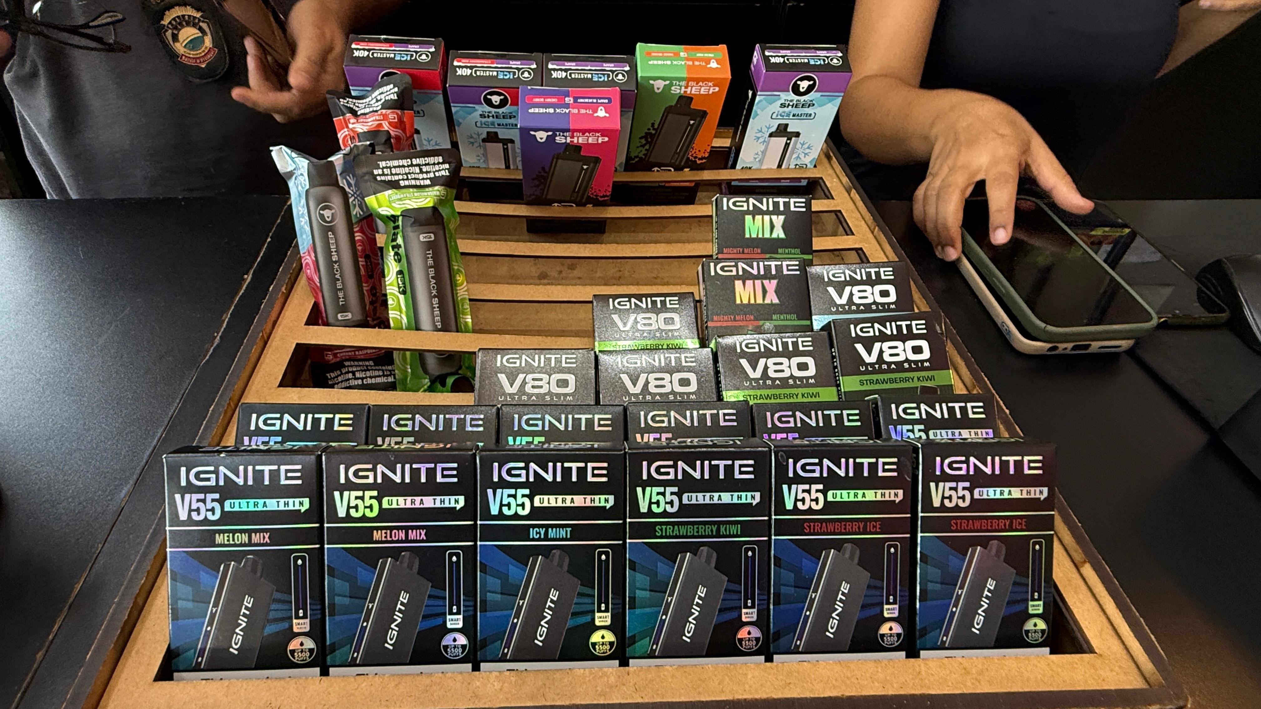 Empresário é preso por suspeita de venda de 'vapes' para menores de idade em Campo Grande