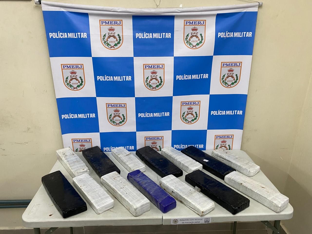 Cerca de 14 kg de maconha são apreendidos em área de mata em Volta Redonda