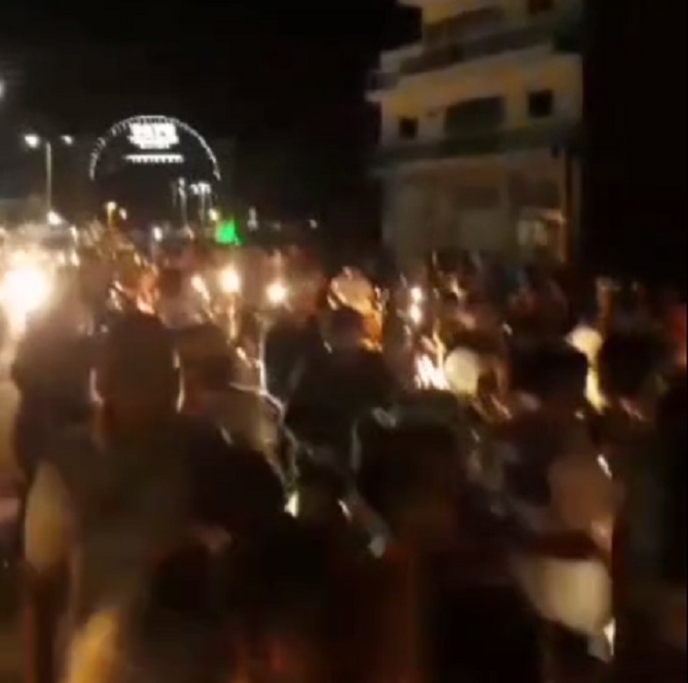 População em Patu acompanha sepultamento de adolescente assassinada — Foto: Reprodução