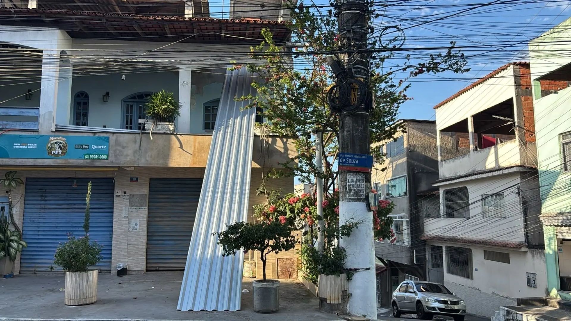 Trabalhador morre eletrocutado ao içar telha de alumínio e atingir rede elétrica em Vitória