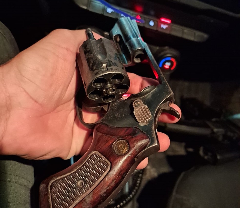 Polícia apreendeu um revólver usado na tentativa de homicídio. — Foto: Polícia Militar/ Divulgação