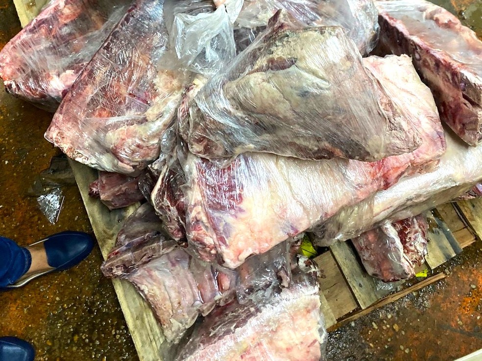 Cerca de 1,6 tonelada de carne bovina imprópria para consumo é apreendida em Manaus — Foto: Divulgação/Semsa