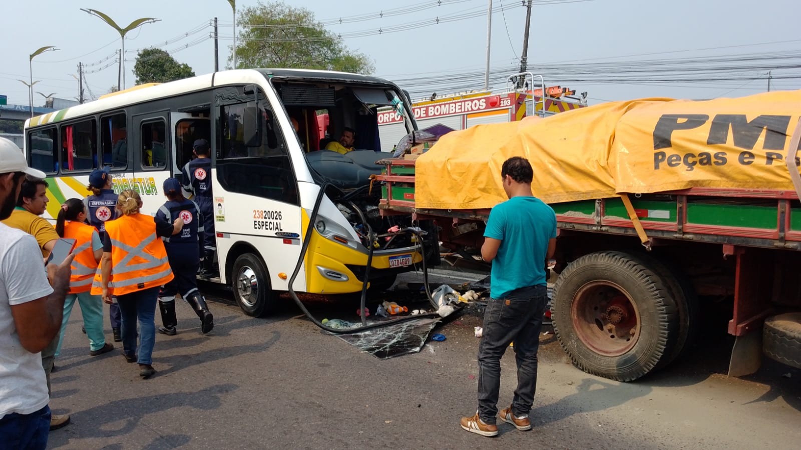 Acidente envolvendo micro-ônibus e caminhão deixa quatro feridos na Zona Leste de Manaus