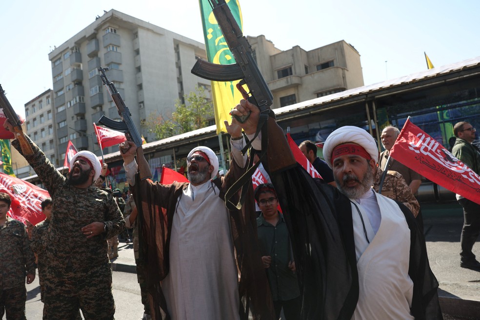 Clérigos iranianos carregam fuzis AK-47 durante desfile militar em Teerã, no Irã, em 18 de setembro de 2026. — Foto: Majid Asgaripour/Wana via REUTERS
