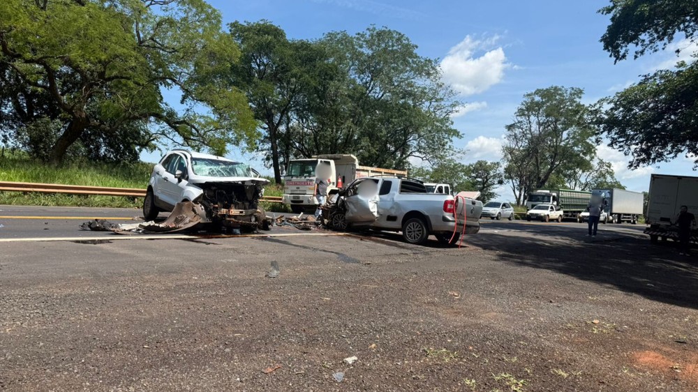 Motorista bate de frente contra caminhonete e provoca interdição total da BR-153 em Onda Verde-SP