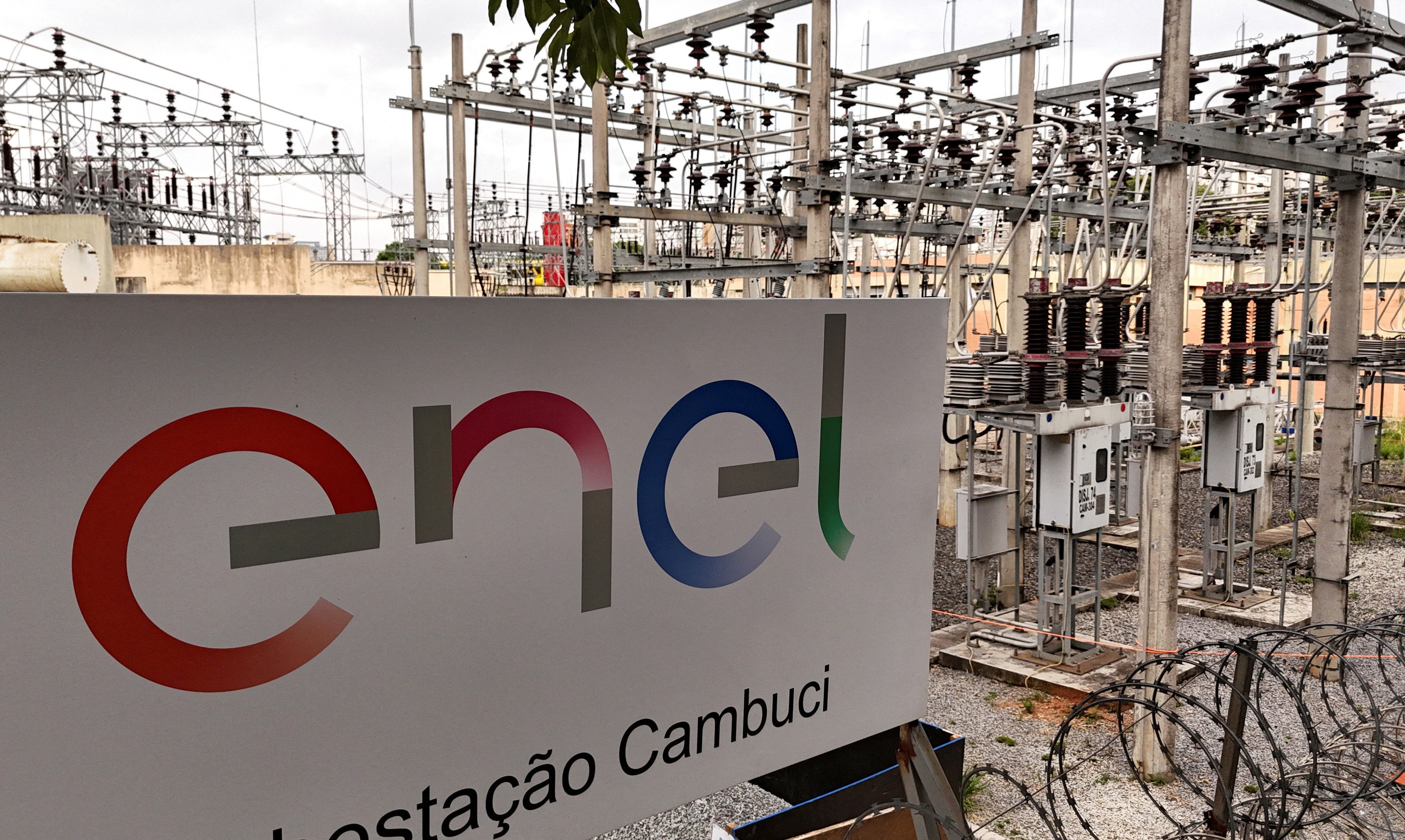 Agência internacional rebaixa nota da Enel e cita risco de empresa perder concessão em SP