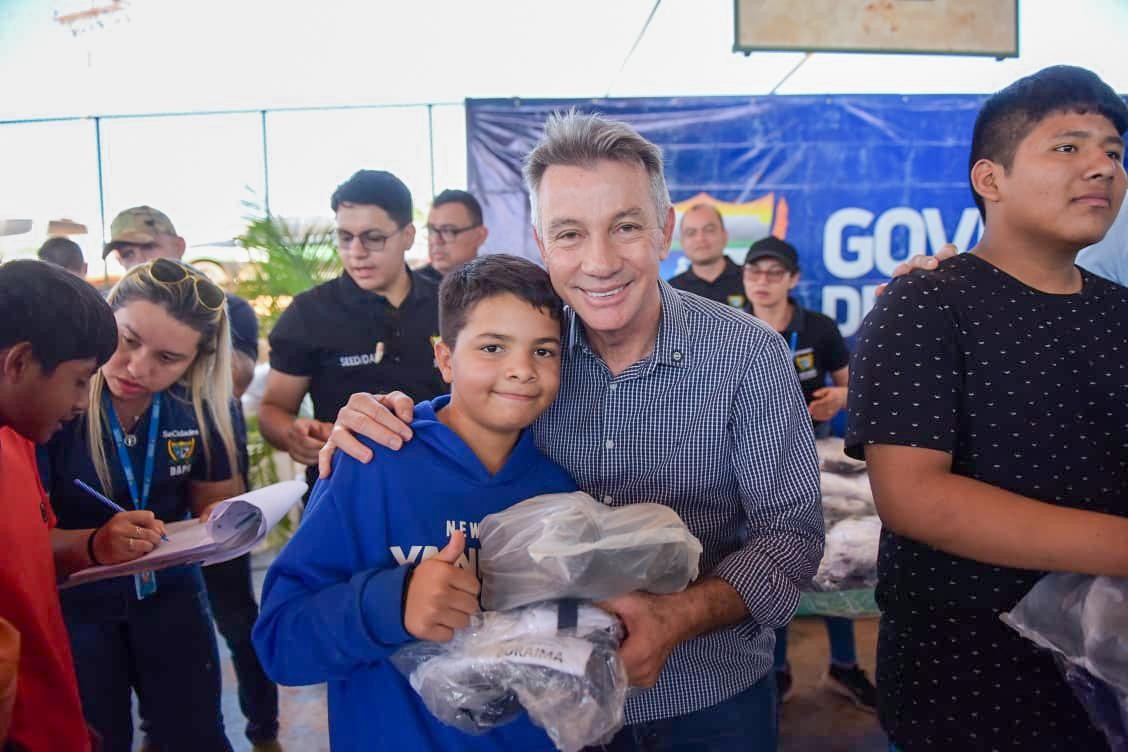 Governo fortalece ensino com entrega de fardamentos e reconstrução de escolas