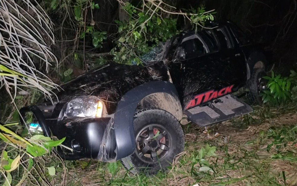 Dois homens morrem aps caminhonete sair da pista e cair em ribanceira no sul da Bahia — Foto: Reproduo/TV Santa Cruz