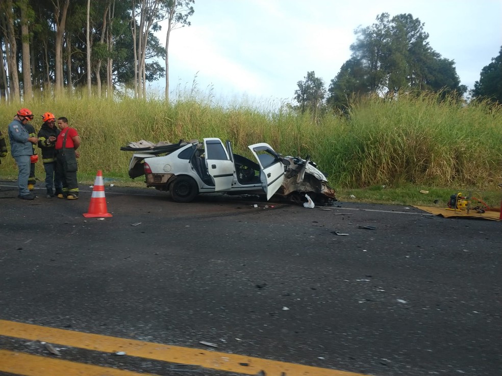 Carro envolvido em acidente com caminhão em Marília (SP) ficou totalmente destruído — Foto: Arquivo pessoal