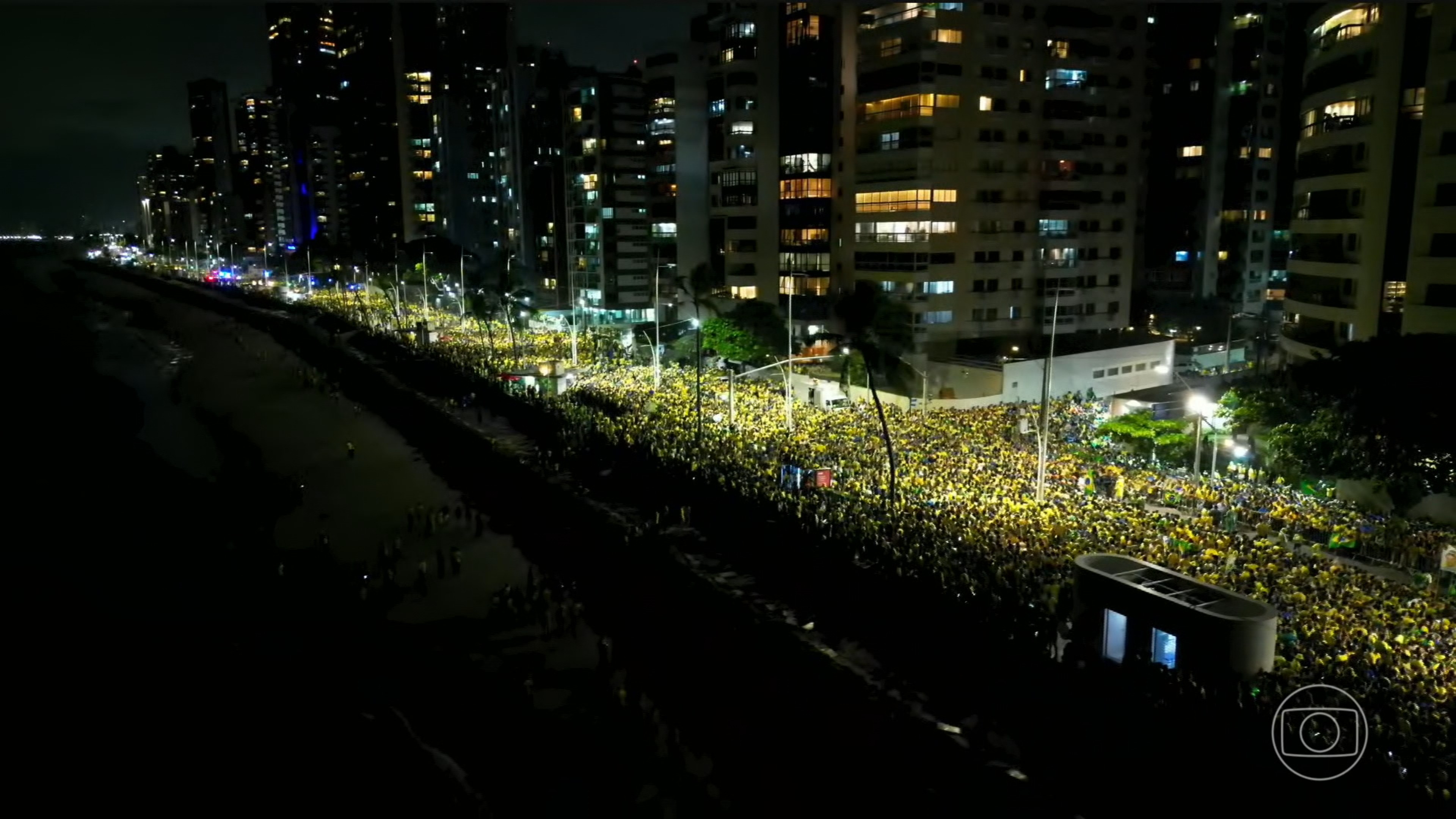 Apoiadores de Flávio Bolsonaro, candidato do PL à Presidência, vão  para as ruas