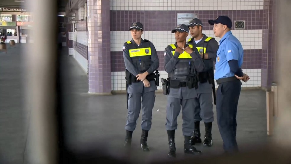 Vigilantes do terminal de Campo Grande, Cariacica, Espírito Santo, ouviram pedido de socorro de jovem de 26 anos que foi estuprado dentro de banheiro — Foto: Reprodução/TV Gazeta