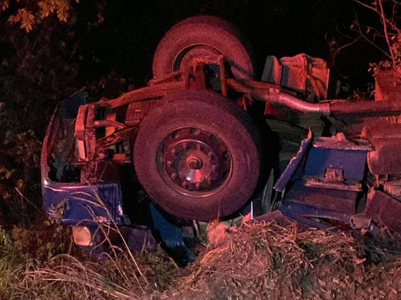 Motorista fica preso às ferragens após caminhão carregado com carvão tombar na MGC-122