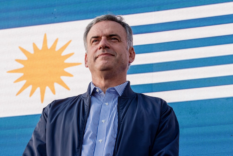 Yamandú Orsi, 57 anos, é o candidato da esquerda à presidência do Uruguai — Foto: REUTERS/Martin Varela Umpierrez