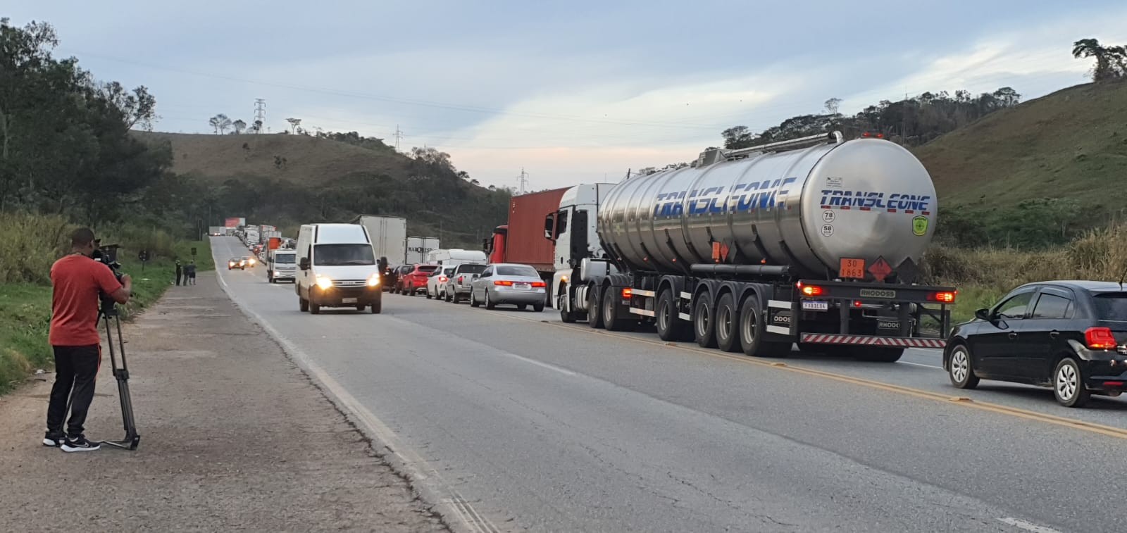 Acidente entre carro e caminhão deixa quatro pessoas feridas e fecha BR-040, em Juiz de Fora