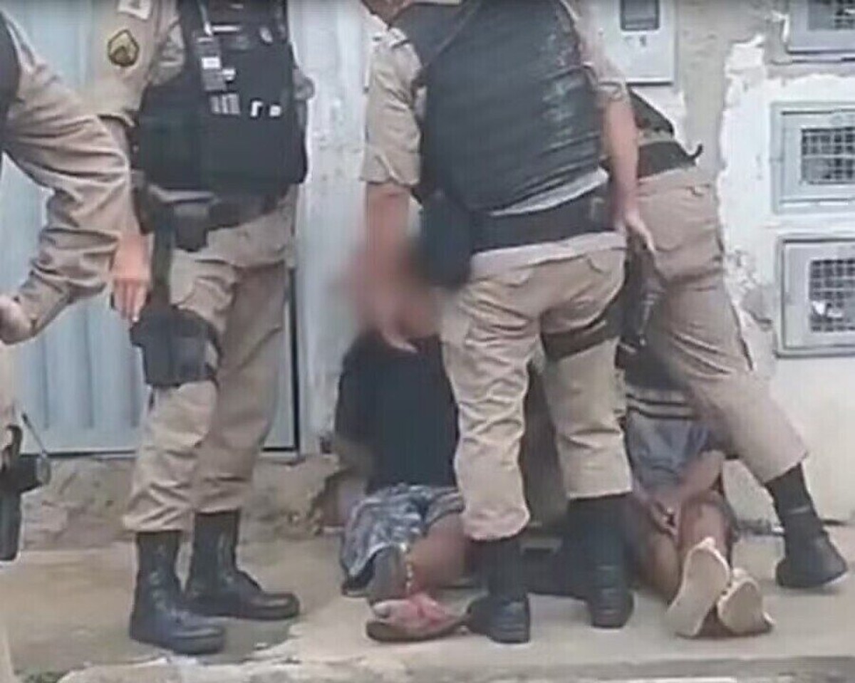 VÍDEO: Sargentos da PM são denunciados por abordagem violenta com tapa na cara de adolescente em Juiz de Fora