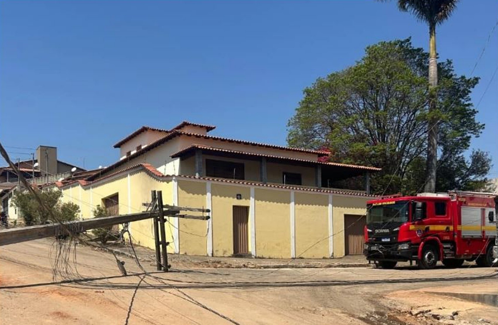 Bombeiros resgatam quatro pessoas após carro ser atingido por fiação elétrica em Lavras; veja o que fazer nesses casos