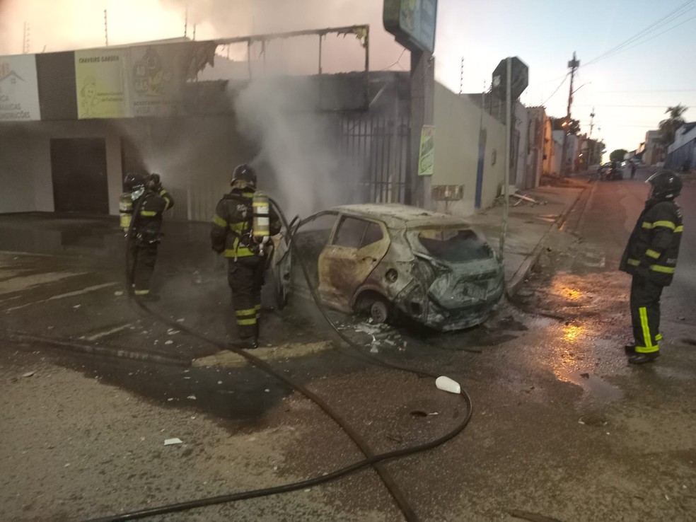 Veículo foi destruído após incêndio em Cuiabá — Foto: Corpo de Bombeiros