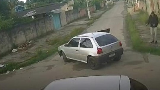 Vídeo mostra PM atacado por 4 criminosos na Baixada Fluminense
