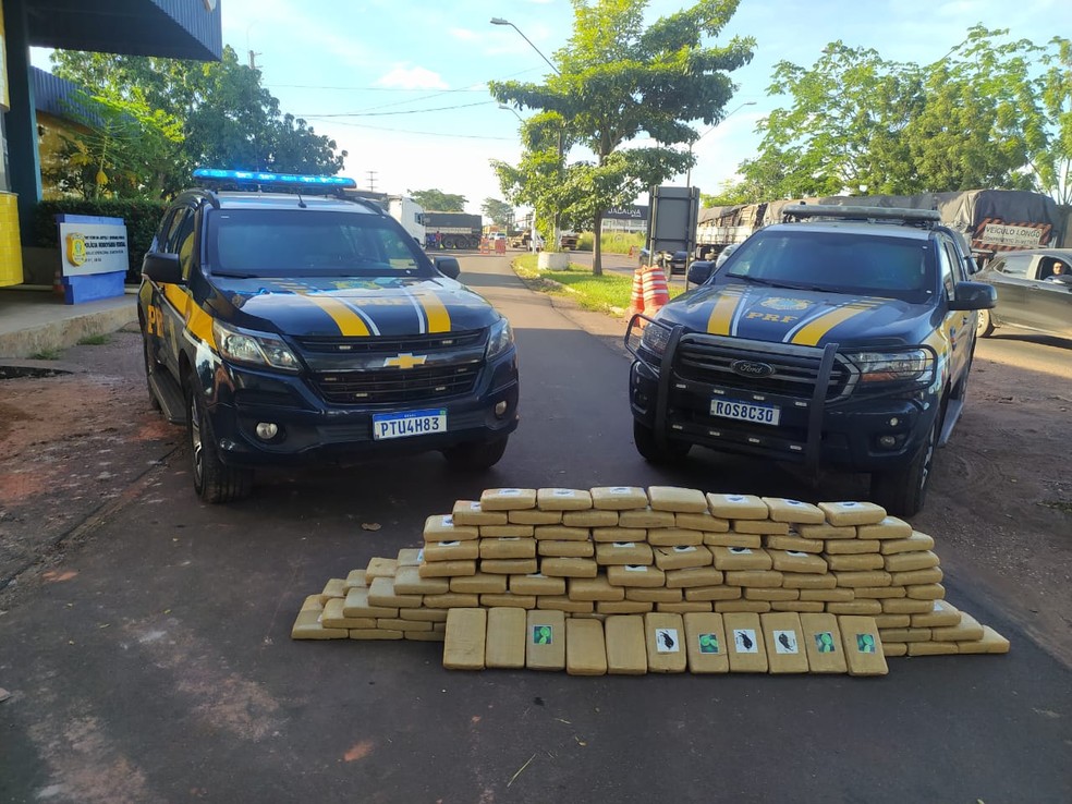Quase 200 kg de maconha do tipo skunk são apreendidos em caminhão de mudança na BR-010, em Imperatriz — Foto: Divulgação/PRF